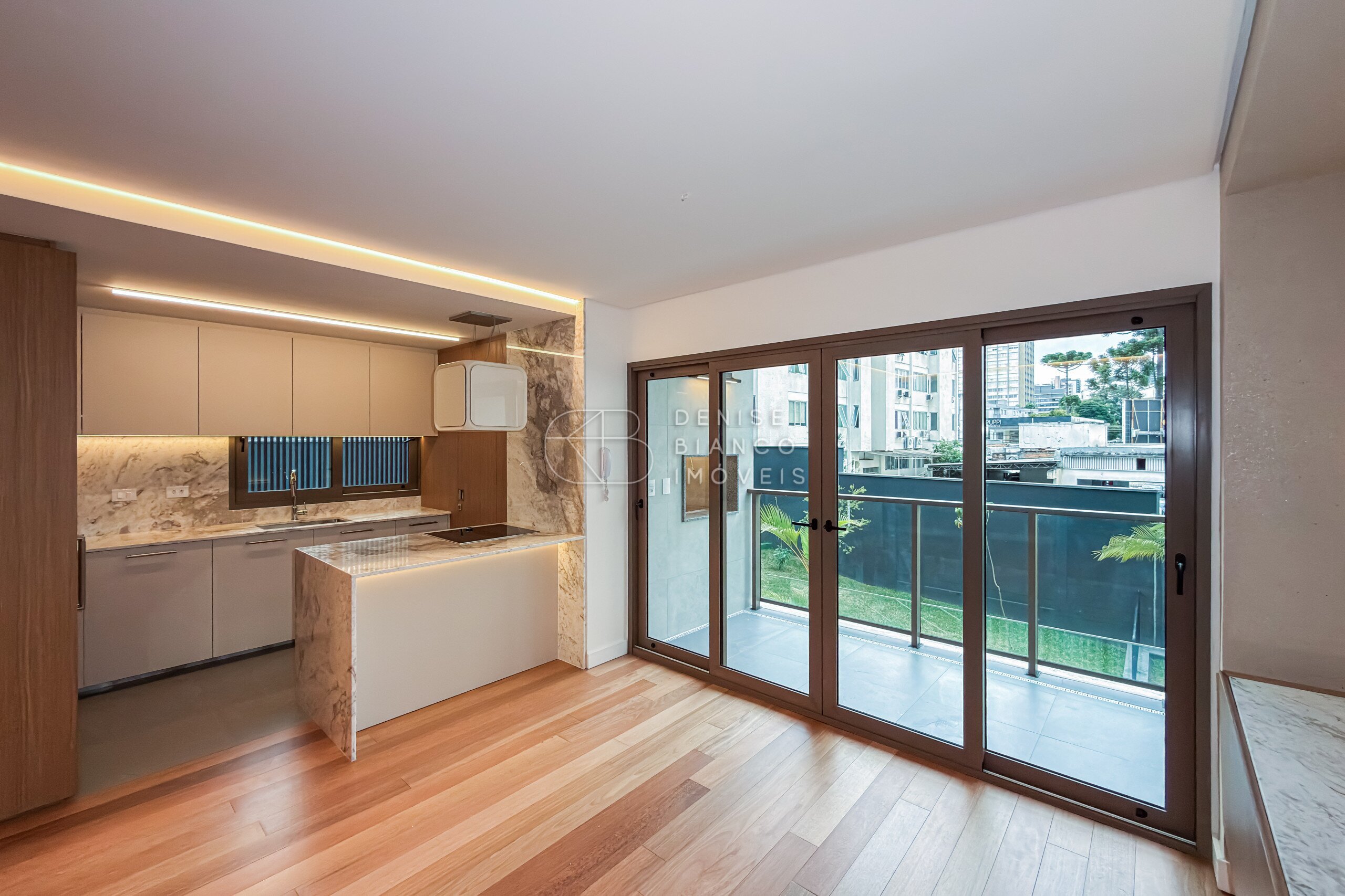 APARTAMENTO em Batel - Ref: DB0067