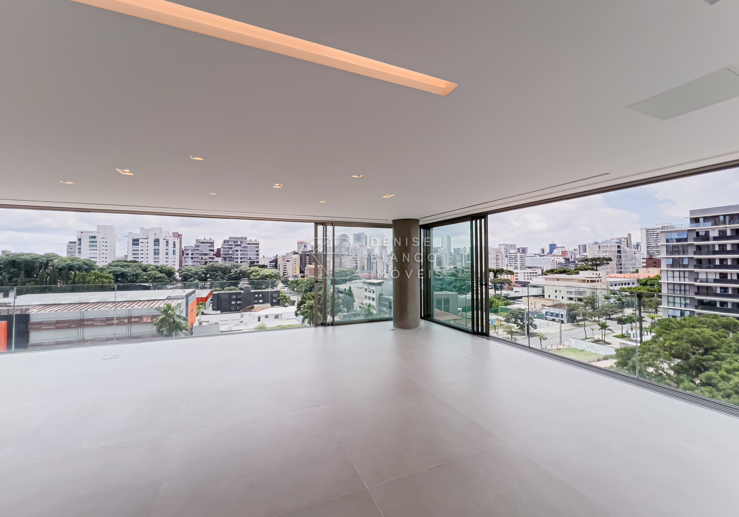 APARTAMENTO em Batel - Ref: DB0071