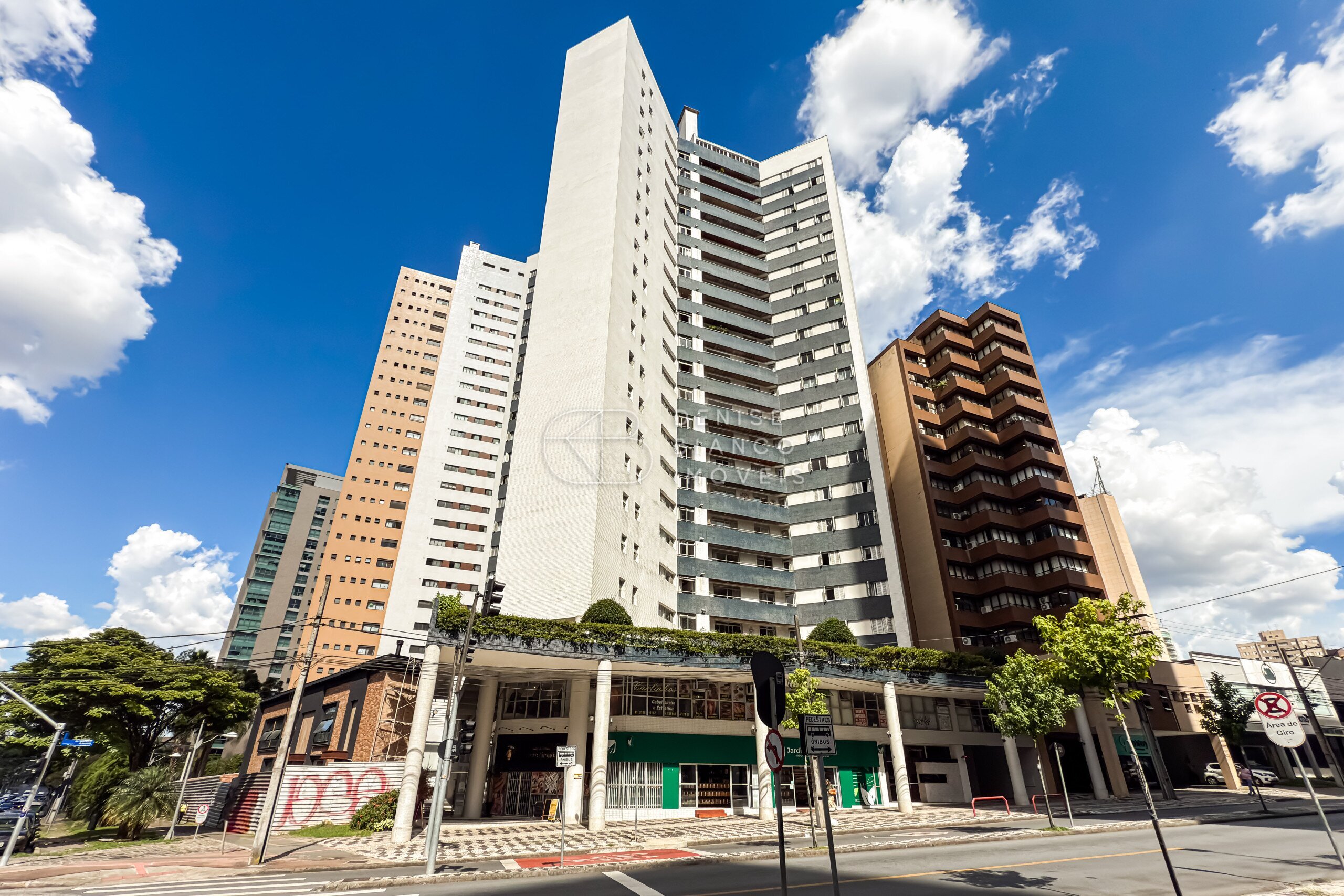 APARTAMENTO em Água Verde - Ref: DB0110