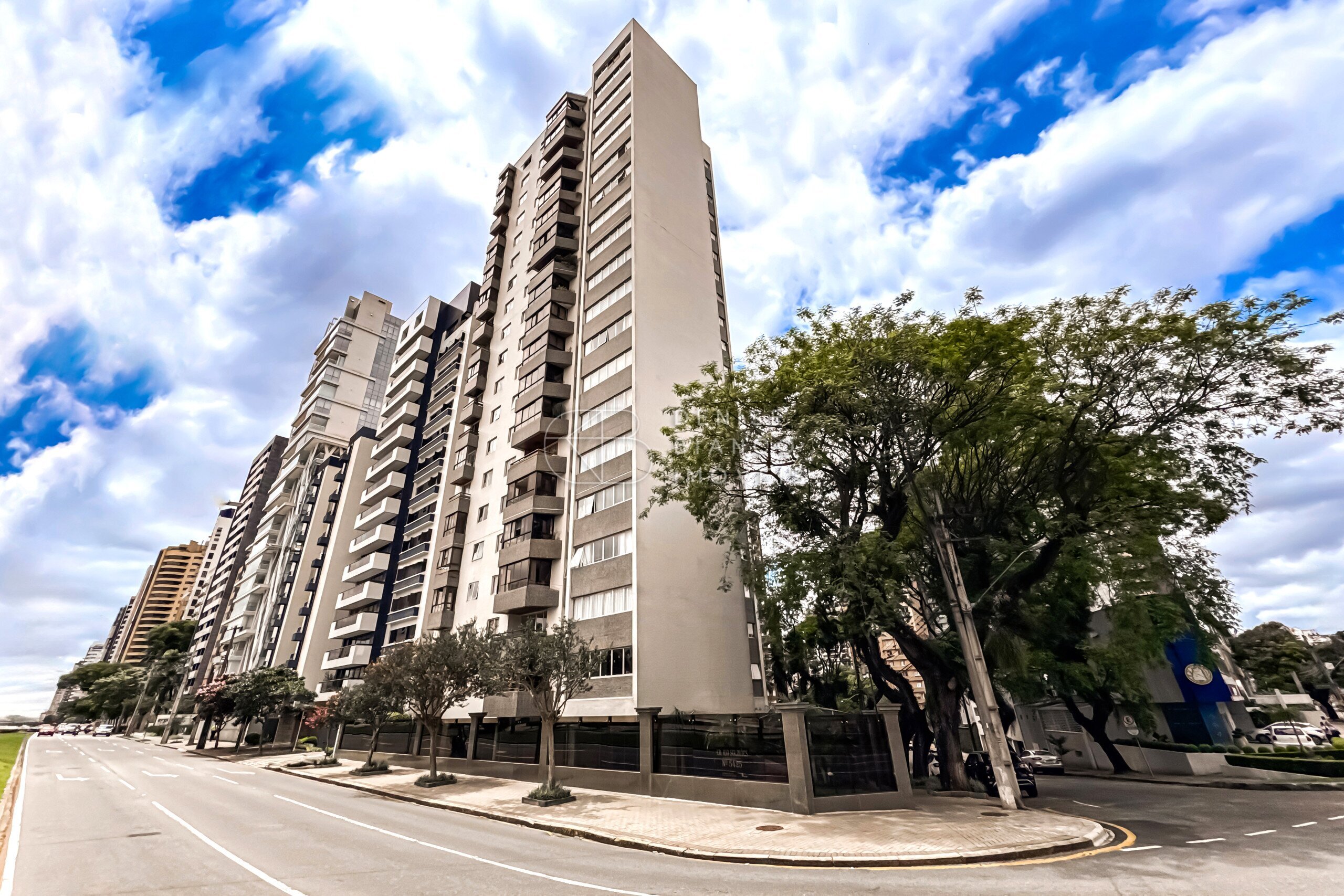 APARTAMENTO em Batel - Ref: DB0136