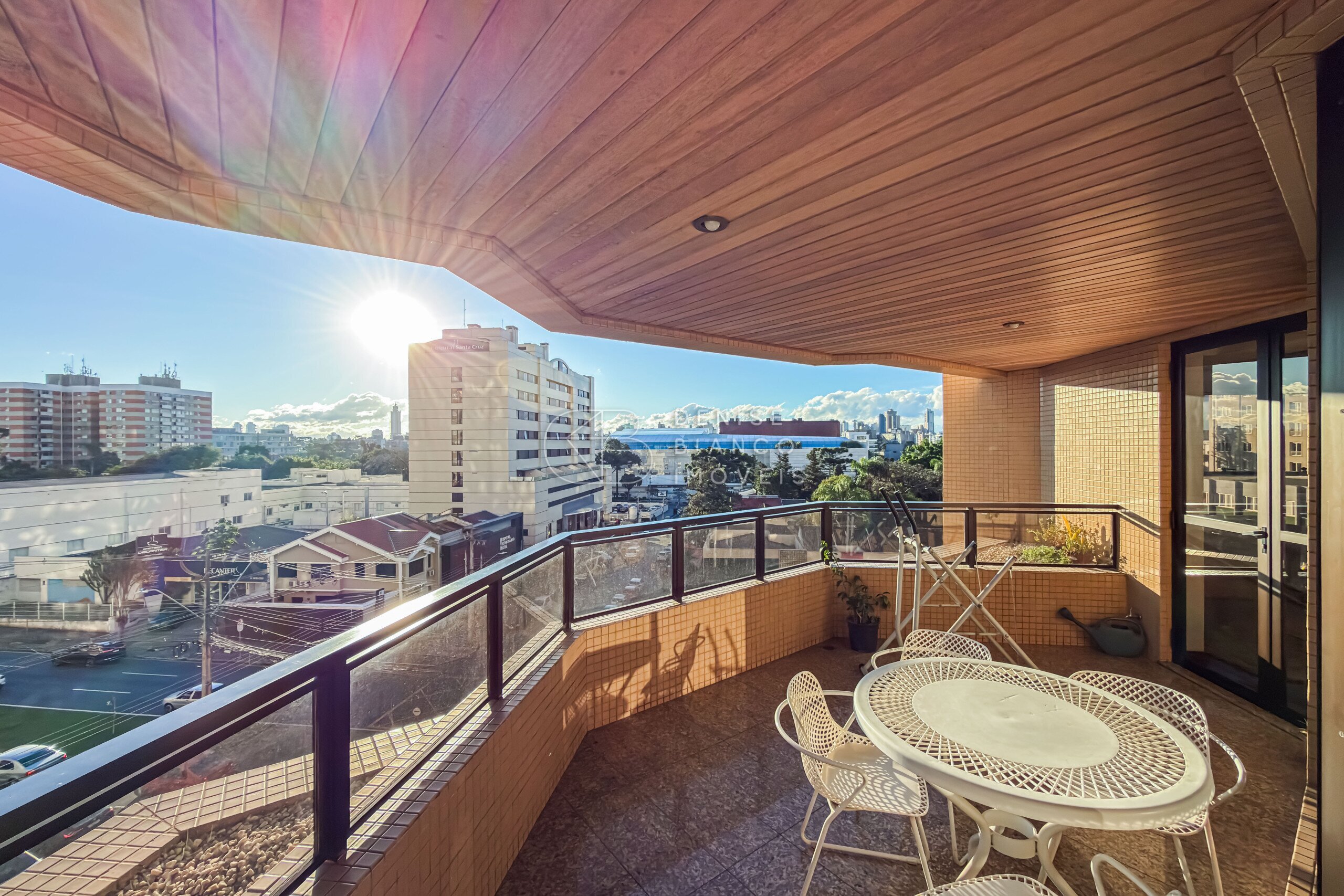 APARTAMENTO em Batel - Ref: DB0143