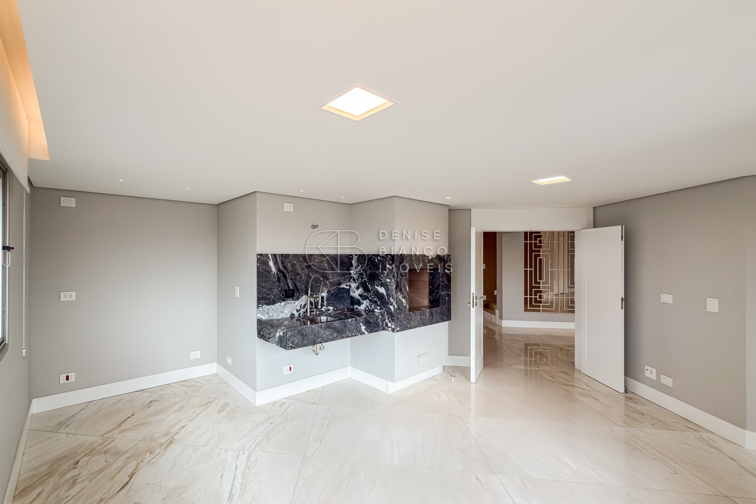 APARTAMENTO em Água Verde - Ref: DB0145