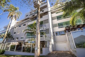 COBERTURA NA DIVISA DO BAIRRO SÃO FRANCISCO COM MERCÊSVENHA CONHECER UMA SURPREENDENTE COBERTURA COM TRÊS DORMITÓRIOS CONVERTIDA PARA DOIS, COM MOBILIÁRIO PLANEJADO DE ÓTIMA QUALIDADE.Referência CO0111