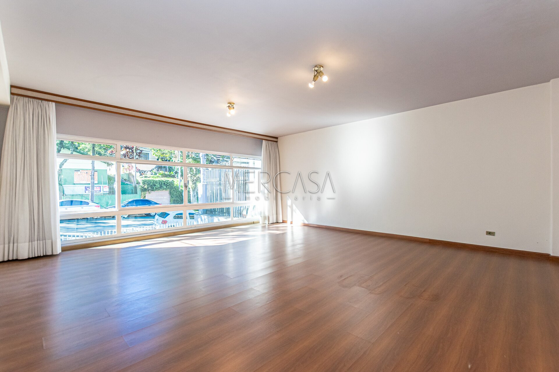Sala/Conjunto Comercial à venda em Mercês, Curitiba — Portal Chave Fácil