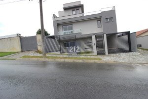 IMÓVEL CONTA COM ÓTIMO TERRENO E TRÊS PAVIMENTOS, SALA E COZINHA INTEGRADA, TRÊS SUÍTES E ÓTIMO ÁTICO.AGENDE SUA VISITA.Referência SO0093