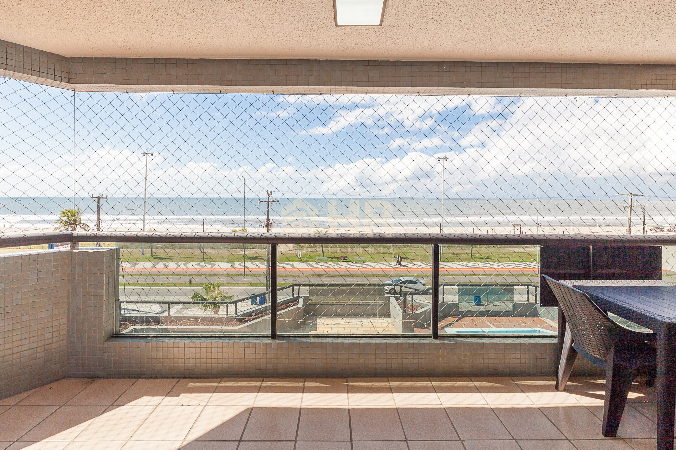 Varanda de apartamento frente mar em Caiobá com vista para a praia