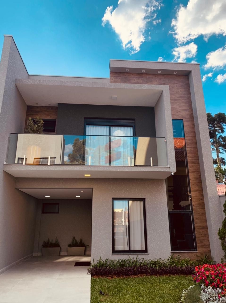 SOBRADO com 3 dormitórios à venda com 186m² por R$ 1.580.000,00 no bairro Pineville - PINHAIS / PR