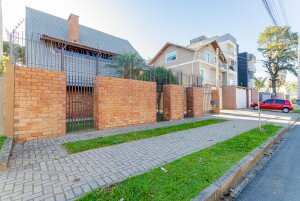 CASA COM TRÊS PAVIMENTO, ESPAÇO GOURMET E PISCINA..Referência CA0044