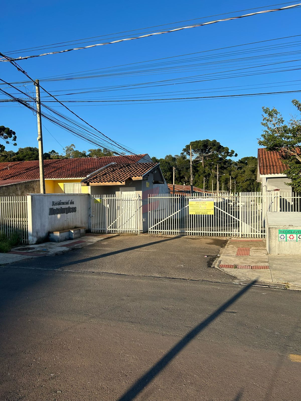 <p>Casa em condomínio  com 2 quartos, 1 sala, cozinha, bwc, lavanderia e duas vagas de garagem.</p>