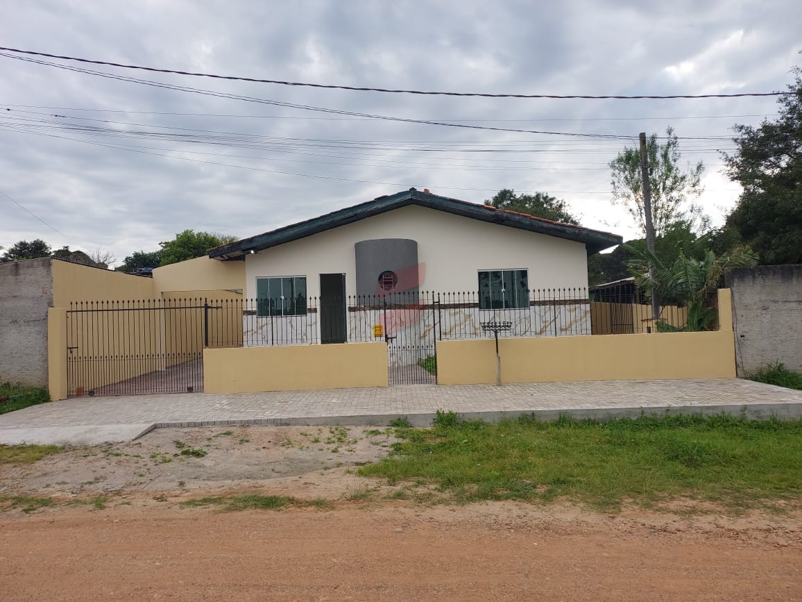 <p>VENDO UMA BELÍSSIMA CASA EM PIRAQUARA<br />BAIRRO : JARDIM SANTA HELENA</p><p>Terreno com 560 metros quadrados sendo 14x40, área construída 144m2<b