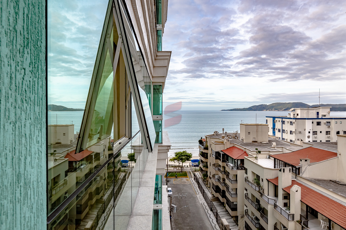 <p>Apartamento mobiliado pronto para morar no empreendimento Torres de Ibiza Residence. Contém 3 dormitórios sendo 3 suítes e 2 vagas de garagem.<br /