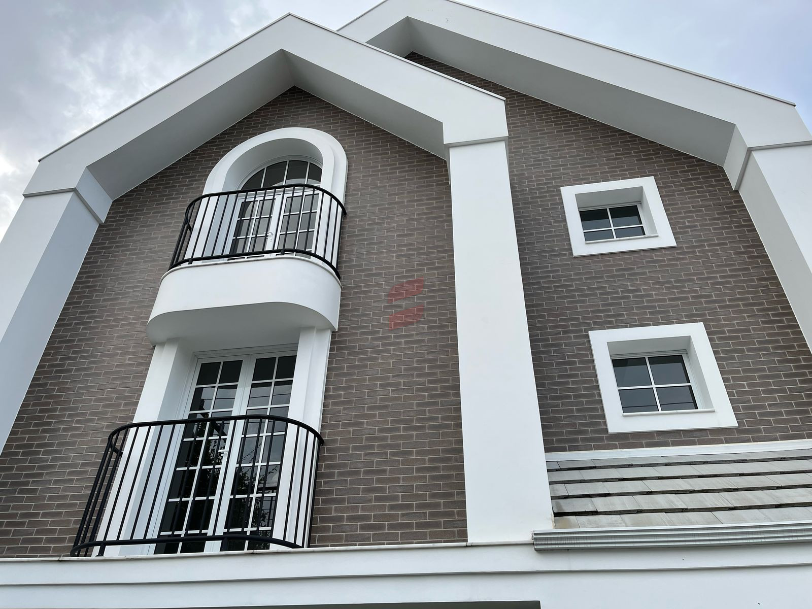 SOBRADO TRIPLEX com 3 dormitórios à venda por R$ 1.320.000,00 no bairro Centro - PINHAIS / PR