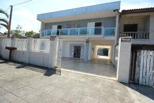 AMPLA CASA COM SETE SUÍTES, PISCINA E ESPAÇO GOURMET.ACEITA IMÓVEL DE MENOR VALOR EM CURITIBA.Referência CA0203