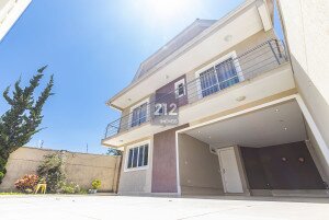 Ótimo sobrado com três pavimentos, sendo o ático como um loft, imóvel com três suítes, sala estar, sala de jantar, cozinha , garagem coberta para um carro. Ainda nos fundos uma residência térrea com aproximadamente 70m² de área construída contendo dois qu